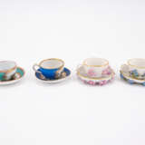 ENSEMBLE OF FIVE PORCELAIN MINIATURE CUPS AND SAUCERS WITH APPLIED FLOWERS - Foto 2