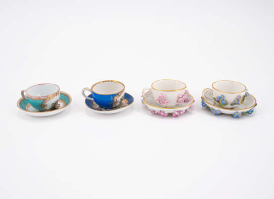 ENSEMBLE OF FIVE PORCELAIN MINIATURE CUPS AND SAUCERS WITH APPLIED FLOWERS - фото 2