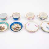 ENSEMBLE OF FIVE PORCELAIN MINIATURE CUPS AND SAUCERS WITH APPLIED FLOWERS - Foto 3
