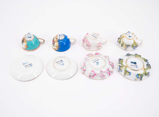 ENSEMBLE OF FIVE PORCELAIN MINIATURE CUPS AND SAUCERS WITH APPLIED FLOWERS - фото 4