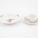 ENSEMBLE OF FIVE PORCELAIN MINIATURE CUPS AND SAUCERS WITH APPLIED FLOWERS - photo 5