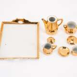 PORCELAIN MINIATURE SERVICE WITH GOLD NUMBER 38 AND PORCELAIN MINIATURE SERVICE WITH ROCOCO TRAY - Foto 2