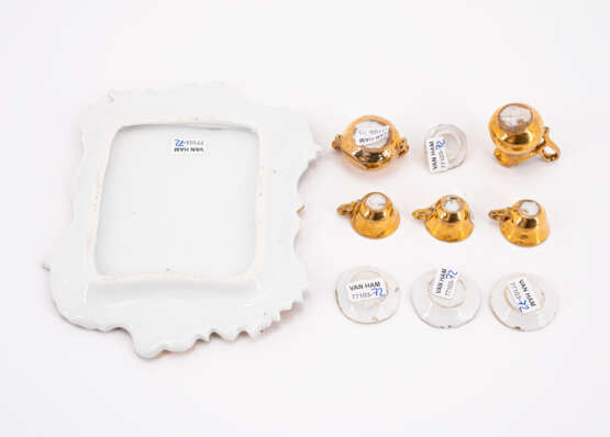 PORCELAIN MINIATURE SERVICE WITH GOLD NUMBER 38 AND PORCELAIN MINIATURE SERVICE WITH ROCOCO TRAY - Foto 5