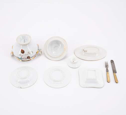 SMALL MEISSEN PORCELAIN DOLL'S TEASERVICE AND A PORCELAIN DINNER-SERVICE - фото 3
