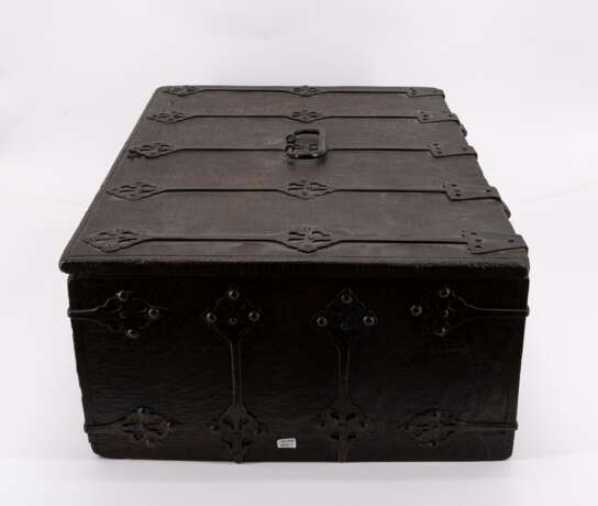 LARGE OAK CASKET WITH IRON STRAP FITTINGS - photo 2