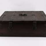 LARGE OAK CASKET WITH IRON STRAP FITTINGS - photo 3