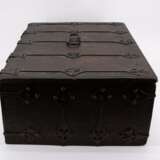 LARGE OAK CASKET WITH IRON STRAP FITTINGS - photo 4