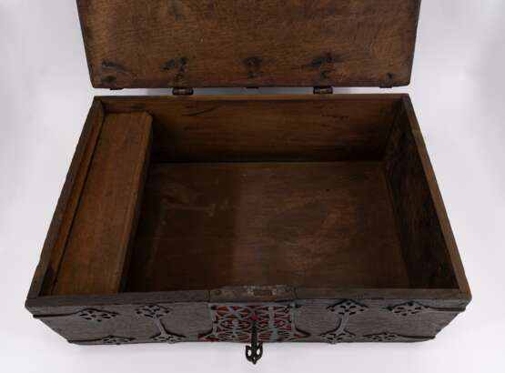 LARGE OAK CASKET WITH IRON STRAP FITTINGS - photo 5