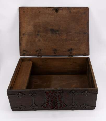 LARGE OAK CASKET WITH IRON STRAP FITTINGS - photo 6