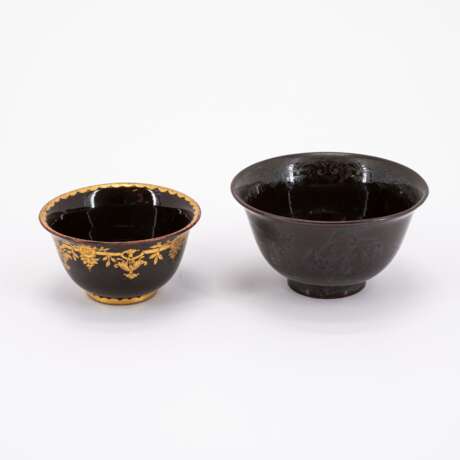CERAMIC TEA BOWL AND SAUCER WITH CHINOISERIES AND A PORCELAIN TEA BOWL WITH MIRROR MONOGRAM - photo 2