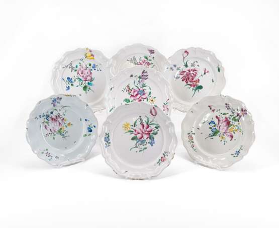 SERIES OF SEVEN FAIENCE PLATES WITH "FLEURS CONTOURÉES" - Foto 1