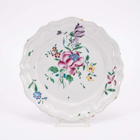 SERIES OF SEVEN FAIENCE PLATES WITH "FLEURS CONTOURÉES" - Foto 8