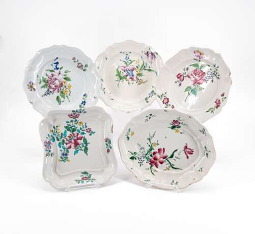 SERIES OF NINE FAIENCE PLATES, ONE SQUARE SHALLOW BOWL WITH "FLEURES CONTOURNÉES" - фото 1