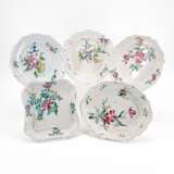 SERIES OF NINE FAIENCE PLATES, ONE SQUARE SHALLOW BOWL WITH "FLEURES CONTOURNÉES" - Foto 1