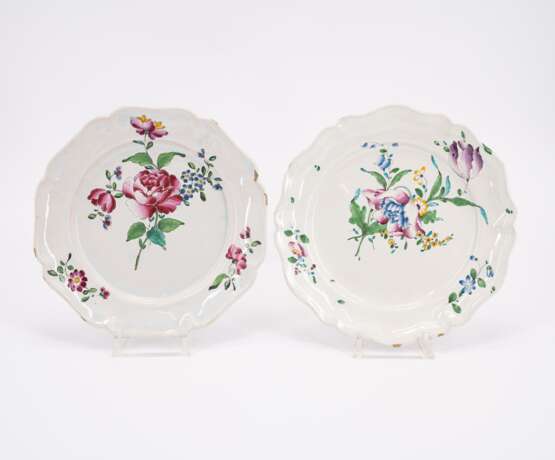 SERIES OF NINE FAIENCE PLATES, ONE SQUARE SHALLOW BOWL WITH "FLEURES CONTOURNÉES" - Foto 2