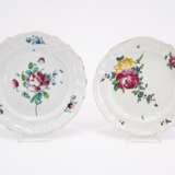 SERIES OF NINE FAIENCE PLATES, ONE SQUARE SHALLOW BOWL WITH "FLEURES CONTOURNÉES" - Foto 8