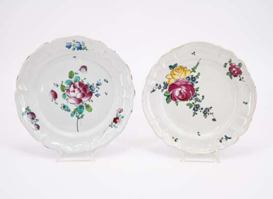 SERIES OF NINE FAIENCE PLATES, ONE SQUARE SHALLOW BOWL WITH "FLEURES CONTOURNÉES" - Foto 8