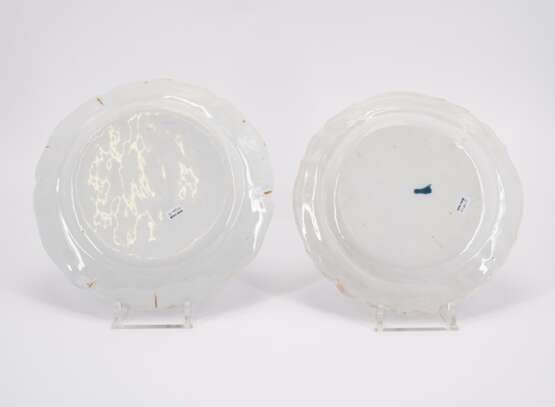 SERIES OF NINE FAIENCE PLATES, ONE SQUARE SHALLOW BOWL WITH "FLEURES CONTOURNÉES" - Foto 9