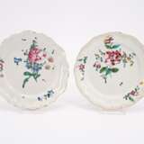 SERIES OF NINE FAIENCE PLATES, ONE SQUARE SHALLOW BOWL WITH "FLEURES CONTOURNÉES" - Foto 10