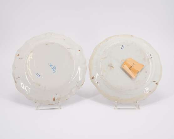 SERIES OF NINE FAIENCE PLATES, ONE SQUARE SHALLOW BOWL WITH "FLEURES CONTOURNÉES" - Foto 11