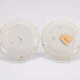SERIES OF NINE FAIENCE PLATES, ONE SQUARE SHALLOW BOWL WITH "FLEURES CONTOURNÉES" - Foto 11