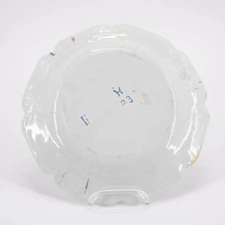 THREE FAIENCE PLATES WITH "FLEURS CONTOURNÉES" - Foto 5