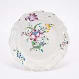 THREE FAIENCE PLATES WITH "FLEURS CONTOURNÉES" - фото 6