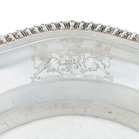 A SET OF FOURTEEN GEORGE III SILVER DINNER PLATES FROM THE 2ND BARON SANDYS` DINNER SERVICE - photo 2