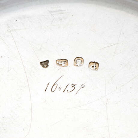 A SET OF FOURTEEN GEORGE III SILVER DINNER PLATES FROM THE 2ND BARON SANDYS` DINNER SERVICE - Foto 3