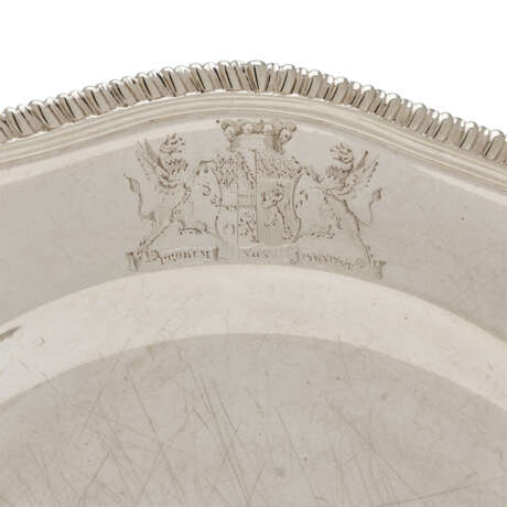A SET OF TWELVE GEORGE III SILVER DINNER PLATES FROM THE 2ND BARON SANDYS` DINNER SERVICE - фото 2