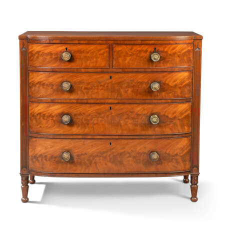 A REGENCY FIGURED MAHOGANY BOW-FRONT CHEST - Foto 1