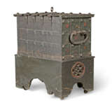 A GERMAN POLYCHROME PAINTED WROUGHT-IRON STRONGBOX - Foto 5