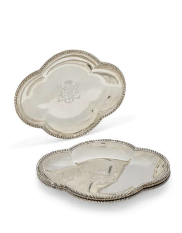 A SET OF FOUR GEORGE III SILVER DISHES FROM THE 2ND BARON SANDYS` DINNER SERVICE - Foto 1