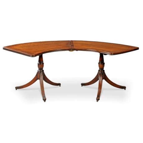 A GEORGE IV FRUITWOOD CROSSBANDED OAK SEMI-CIRCULAR `WINE` OR `HUNT` TABLE - Foto 1