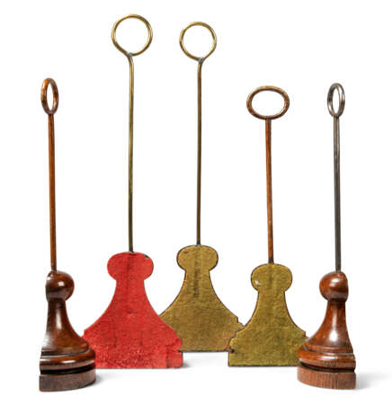 A SET OF FIVE BRASS-MOUNTED OAK AND ELM, LEAD-WEIGHTED DOORSTOPS - Foto 3