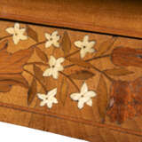 A DUTCH BONE, FRUITWOOD AND OLIVEWOOD MARQUETRY WALNUT CENTRE TABLE - Foto 5