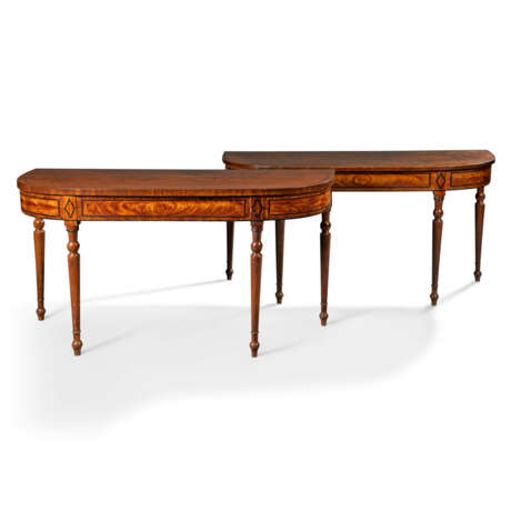 A REGENCY PAIR OF GRAINED MAHOGANY SERVING TABLES - Foto 1