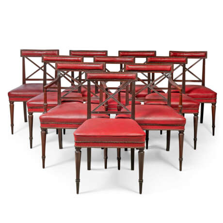 A SET OF TEN MAHOGANY DINING CHAIRS - Foto 1