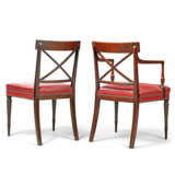 A SET OF TEN MAHOGANY DINING CHAIRS - Foto 3