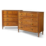 A PAIR OF REGENCY MAHOGANY BOW-FRONT CHESTS - фото 3