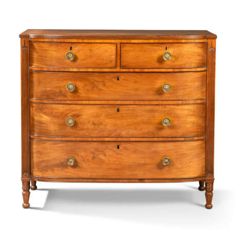 A PAIR OF REGENCY MAHOGANY BOW-FRONT CHESTS - фото 4