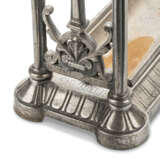 A VICTORIAN POLISHED CAST IRON STICK STAND - Foto 3