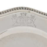 A SET OF TWELVE GEORGE III SILVER DINNER PLATES FROM THE 2ND BARON SANDYS` DINNER SERVICE - фото 2