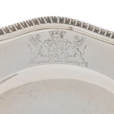 A SET OF TWELVE GEORGE III SILVER DINNER PLATES FROM THE 2ND BARON SANDYS` DINNER SERVICE - Foto 2