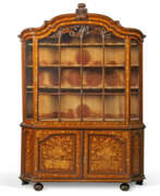 Empire colonial néerlandais (17-20 siècles). A DUTCH FLORAL MARQUETRY, FRUITWOOD, OAK AND WALNUT DISPLAY CABINET