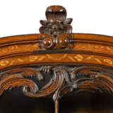 A DUTCH FLORAL MARQUETRY, FRUITWOOD, OAK AND WALNUT DISPLAY CABINET - Foto 4