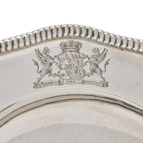 FOURTEEN GEORGE III SILVER SOUP PLATES FROM THE 2ND BARON SANDYS` DINNER SERVICE - Foto 2