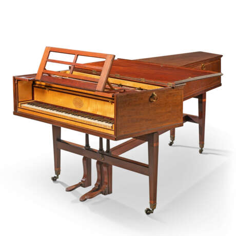 A GEORGE III HOLLY-STRUNG MAHOGANY STRAIGHT-STRUNG GRAND PIANO, WITH EBONY AND IVORY KEY COVERINGS - Foto 1