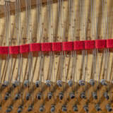 A GEORGE III HOLLY-STRUNG MAHOGANY STRAIGHT-STRUNG GRAND PIANO, WITH EBONY AND IVORY KEY COVERINGS - Foto 2