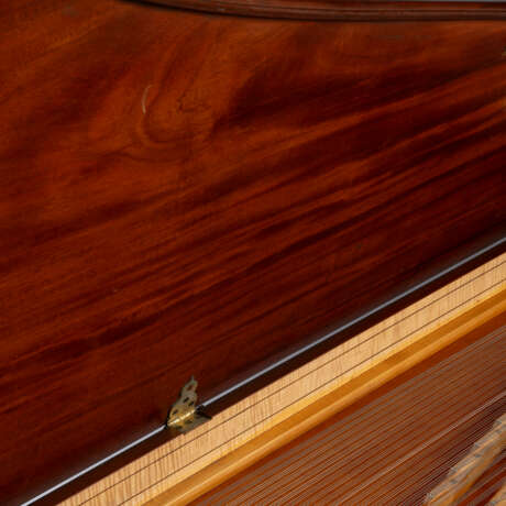 A GEORGE III HOLLY-STRUNG MAHOGANY STRAIGHT-STRUNG GRAND PIANO, WITH EBONY AND IVORY KEY COVERINGS - photo 3